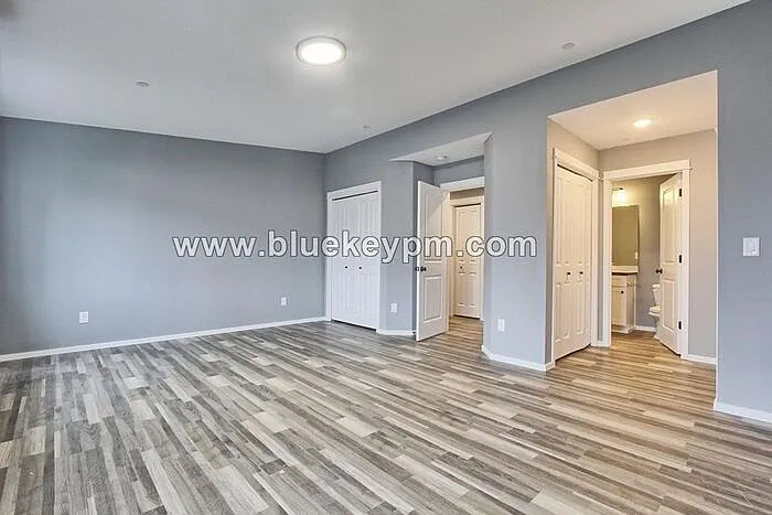 320 E 7th St — Photo 5