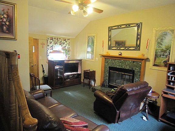 5th image of 141 Carroll Ave