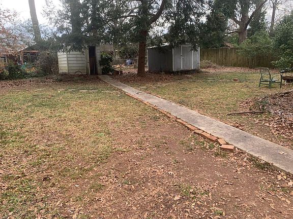 Spacious backyard, fenced