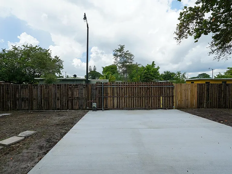 661 NW 23rd Ter — Photo 21