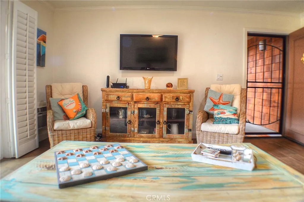 2 bed, 870 sqft, $3,675 — Photo 4