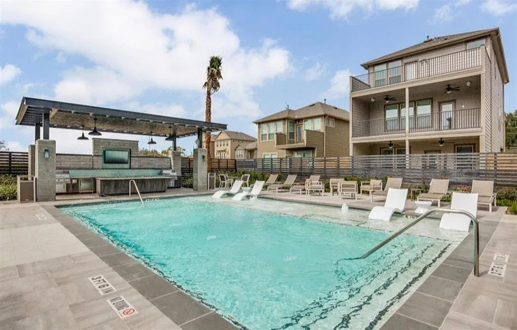 3 bed, 2.5 bath, 1845 sqft, $2,800 — Photo 1