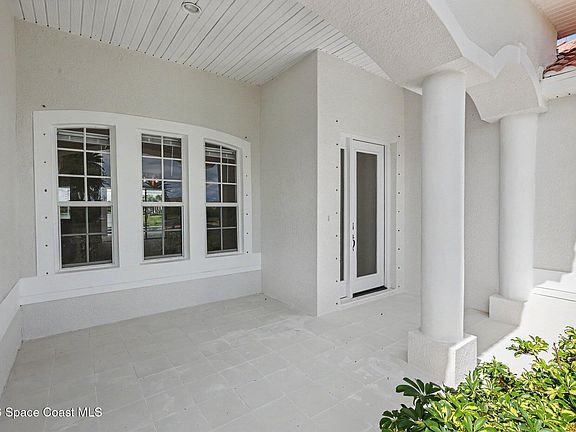 4th image of 572 Oceanside Blvd