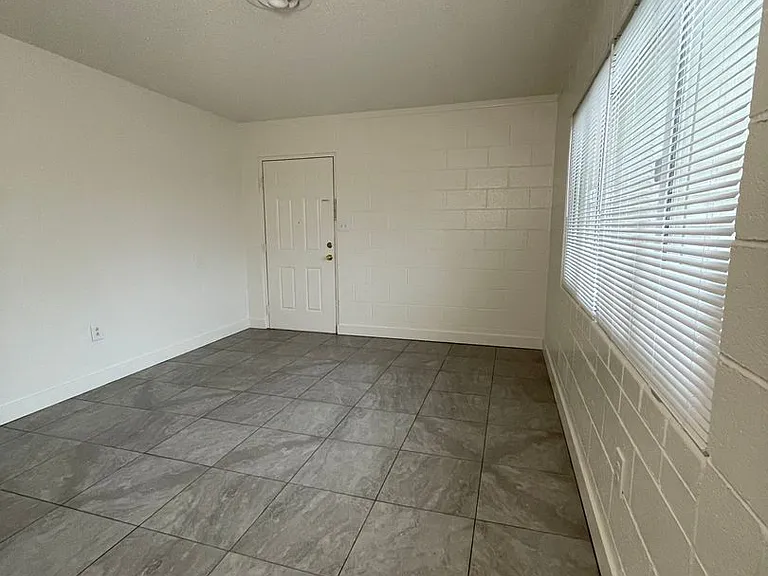 2106 N Daley St — Photo 4