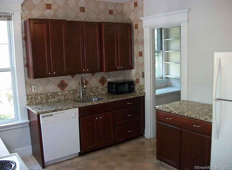 1st image of 985 Whalley Ave #1
