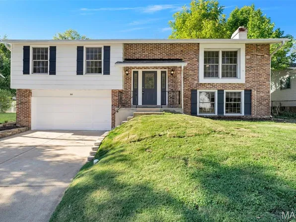 392 Genoa Dr, Ballwin, MO 63021