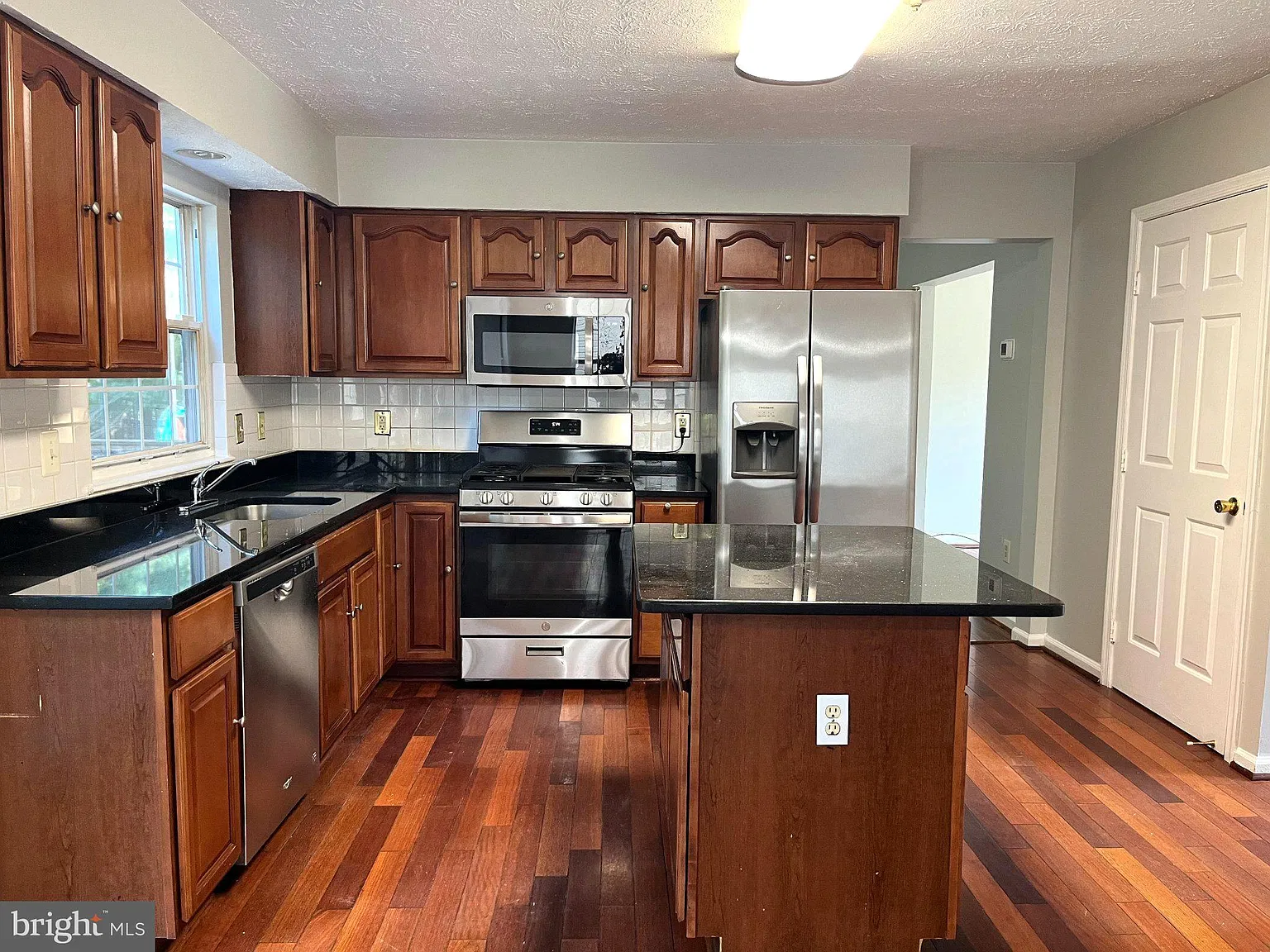 4 bed, 3.5 bath, 1904 sqft, $3,500 — Photo 2