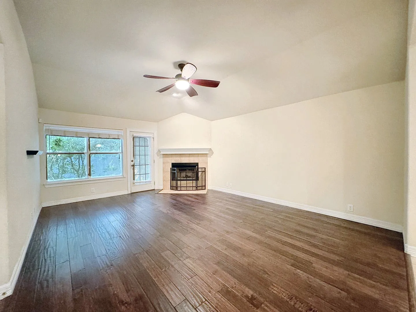 Beautiful Home in the gated community of Churchill Estates — Photo 3