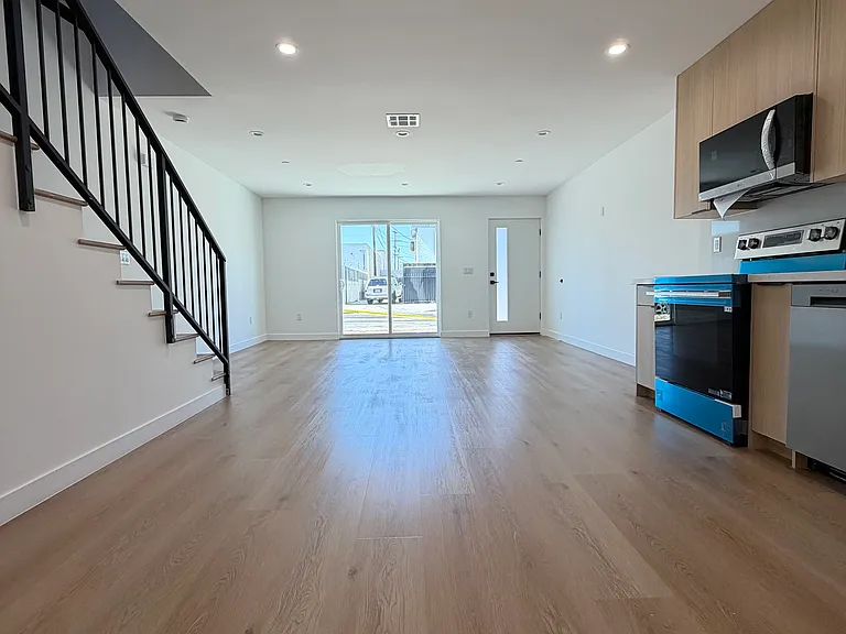 16110 Leadwell St — Photo 3