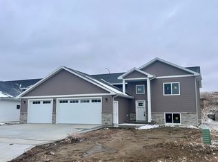 2413 15th St NW, Minot, ND 58703