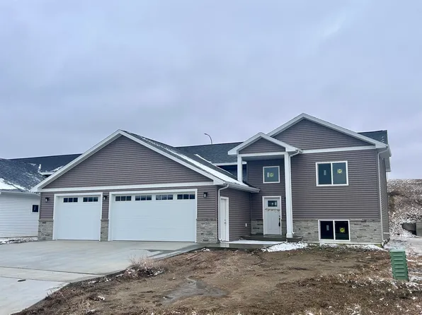 2413 15th St, Minot, ND 58703