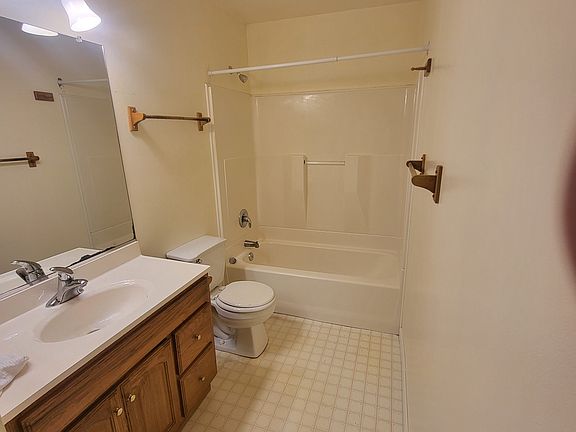 5th image of 14549 Oak Leaf Ln #B