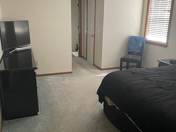 4th image of 924 Dravis St
