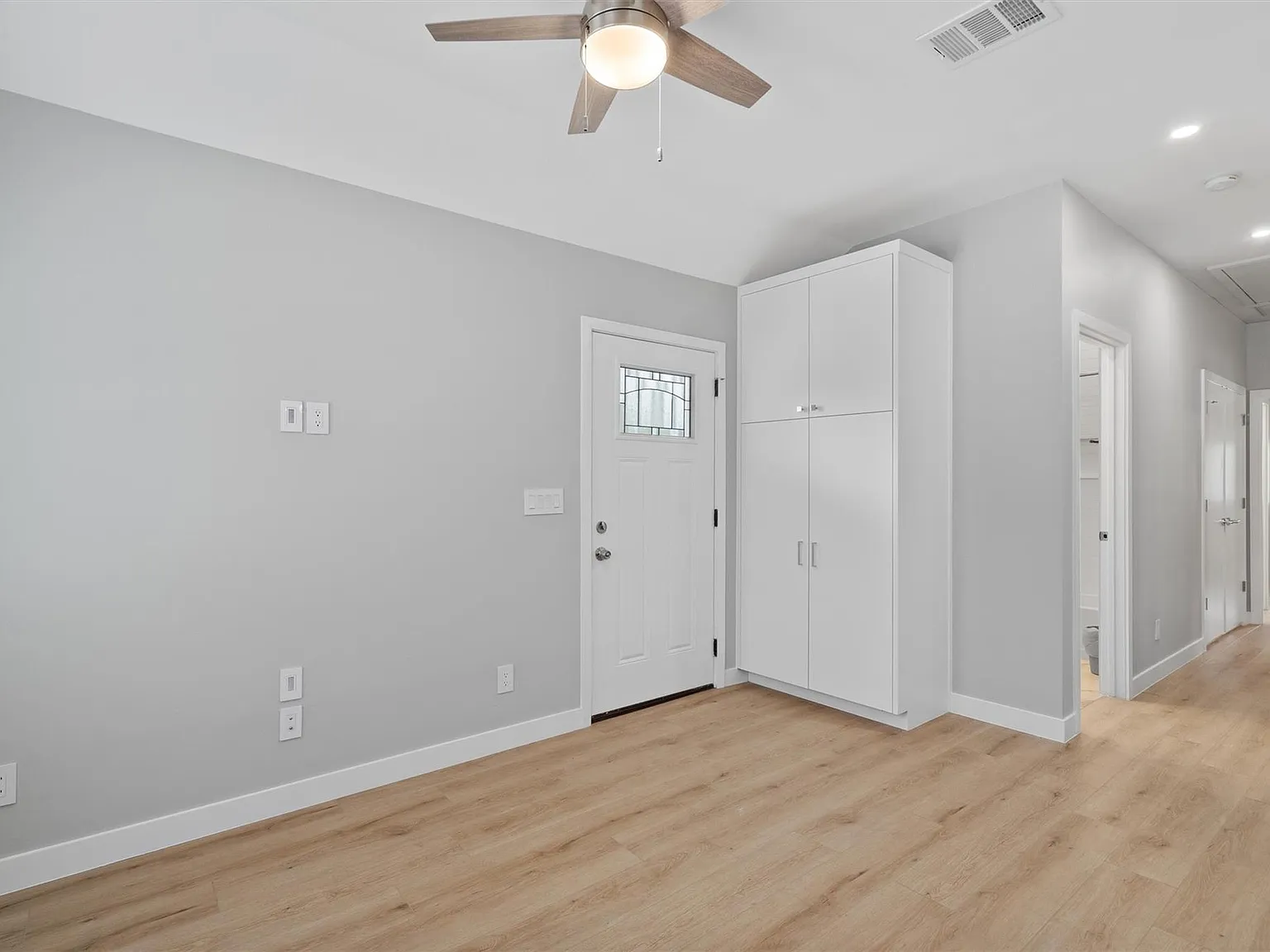 3 bed, 2.0 bath, 840 sqft, $2,195 — Photo 4