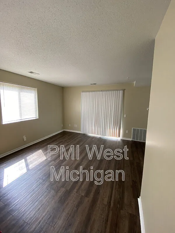 1 bed, 1.0 bath, $1,050 — Photo 2