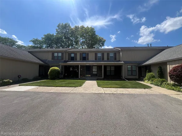 31621 Green Meadow Ln, Warren, MI 48093