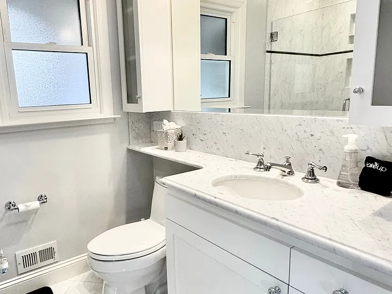 Bathroom 1 (In-suite bathroom of bedroom 1/master bedroom)