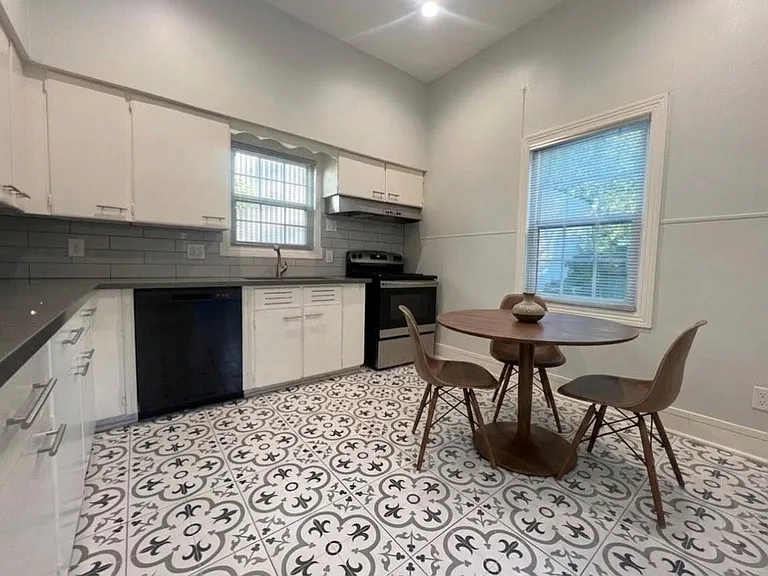 1518 Freeman St — Photo 8