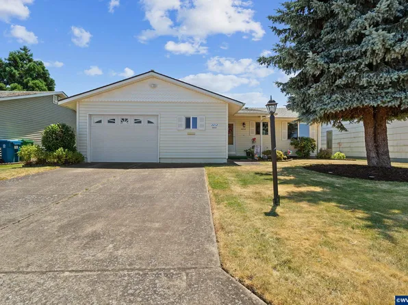 2212 Country Club Ter, Woodburn, OR 97071