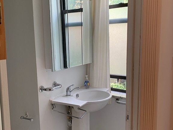 3rd image of 627 E 6th St #2