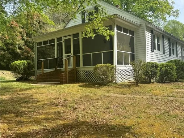 33 Lagrange Ave, Kilmarnock, VA 22482