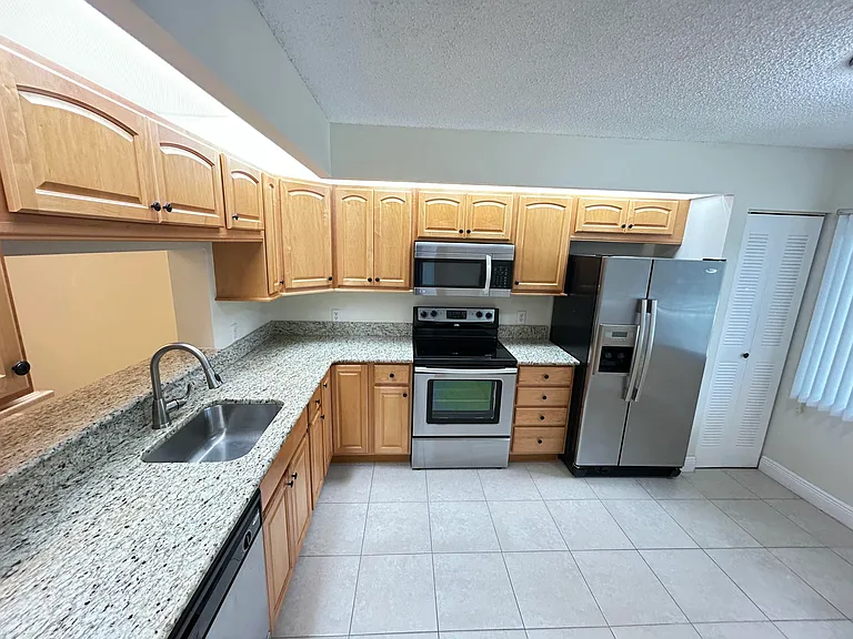 900 SW 142nd Ave #202L — Photo 6