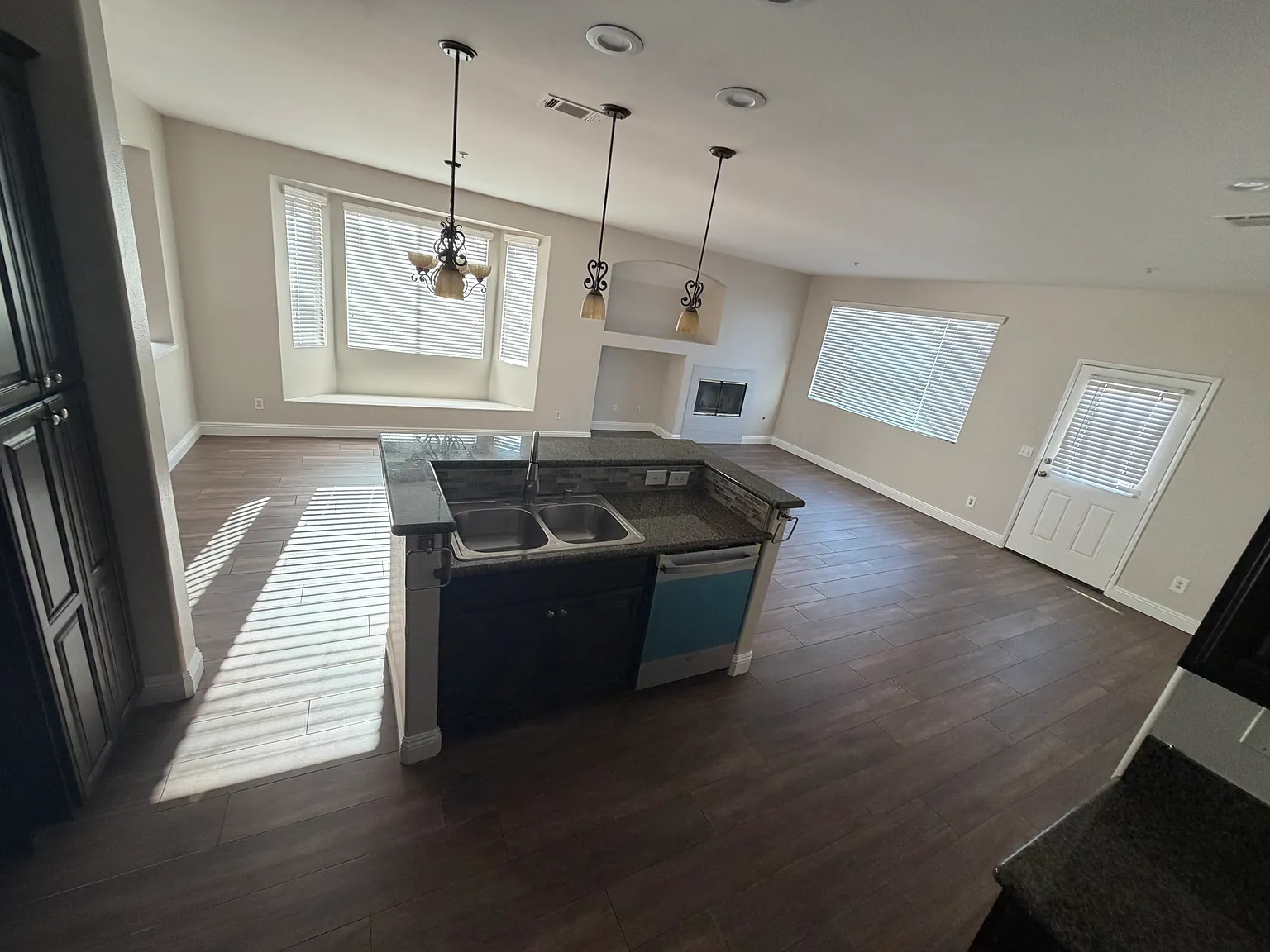 4 bed, 1837 sqft, $3,200 — Photo 4