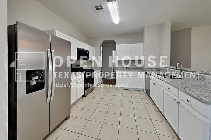 4 bed, 2.5 bath, 2725 sqft, $2,400 — Photo 4