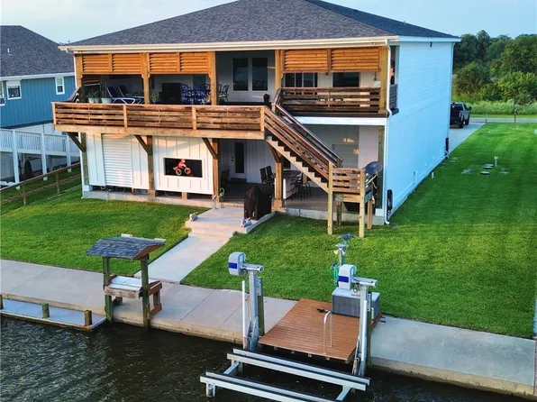 60 Magnolia St, Rockport, TX 78382