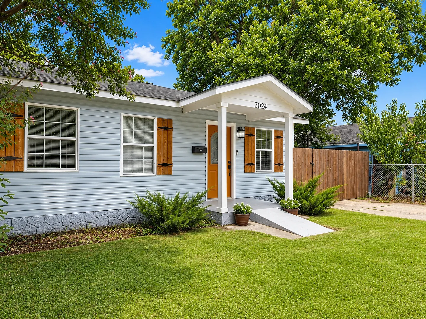 Fort Worth Charm Meets Modern Style Move-In Ready with a HUGE Backyard & Prime Location! — Photo 3
