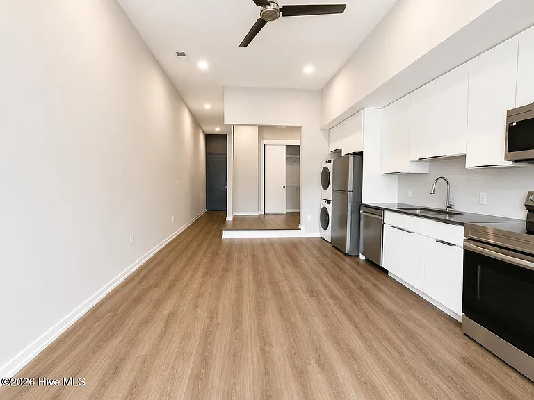1102 Castle St #303 — Photo 2