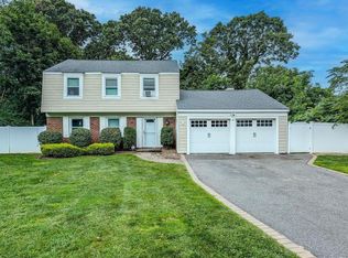 6 Flagpole Ln, Setauket, NY 11733