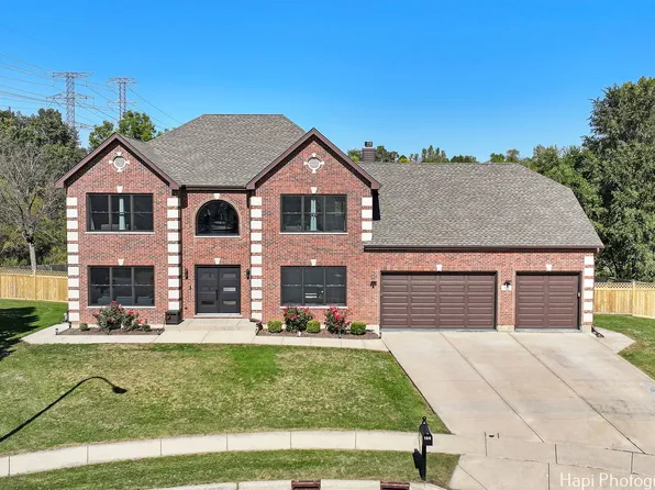 100 Chestnut Ct, Elgin, IL 60120