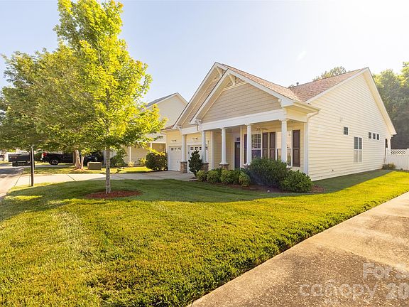3rd image of 524 Sugar Tree Dr