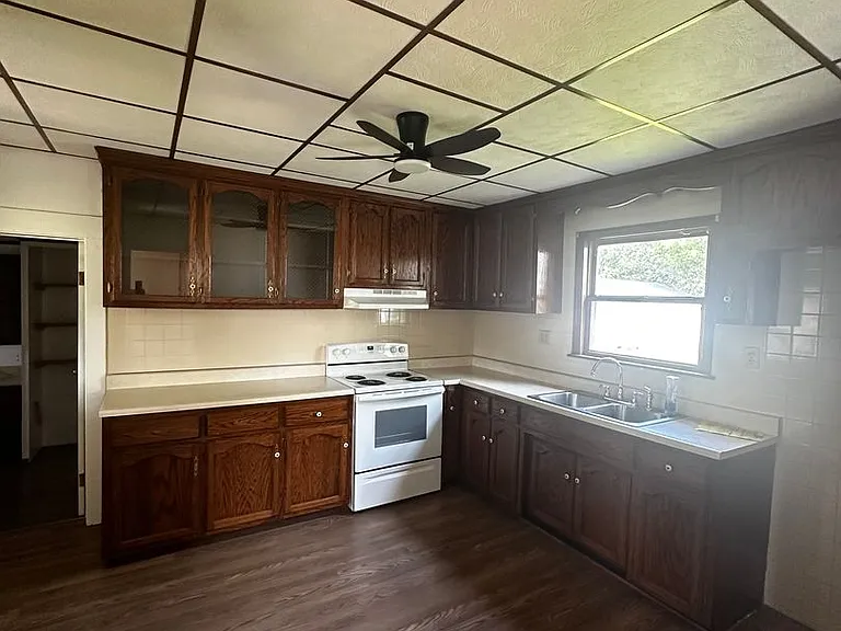 393 Jackson St — Photo 3
