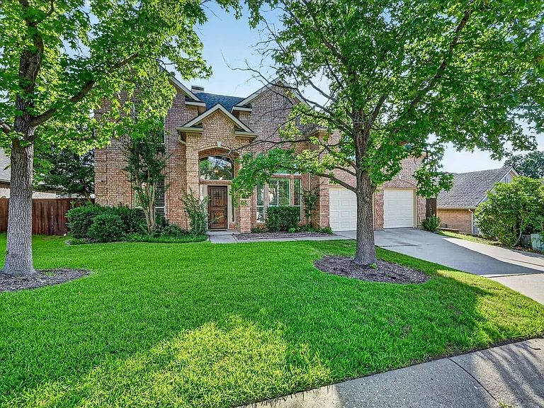 3102 Southwood Dr — Photo 2