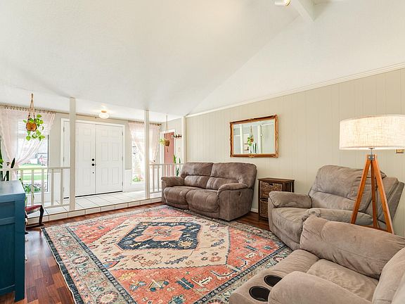 5th image of 258 Edgewater Dr