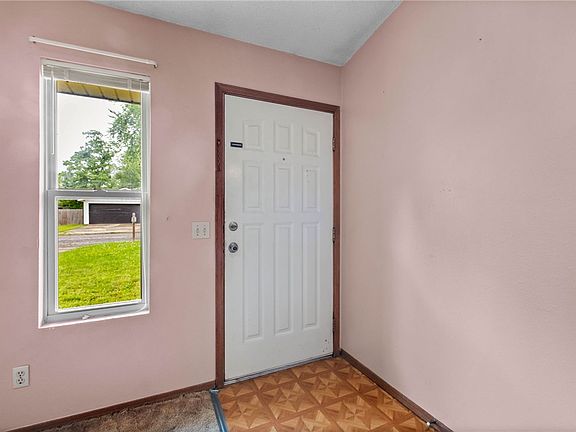 5th image of 912/914 N Century Dr