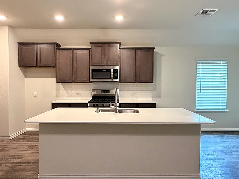 3413 Sabine Dr — Photo 8