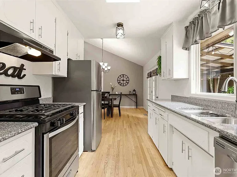 2424 W 12th St — Photo 9