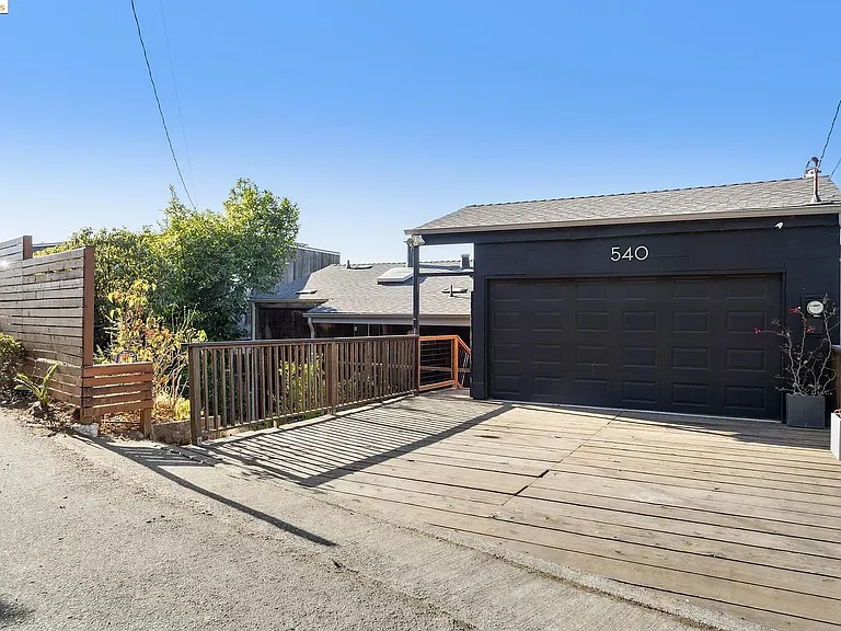 540 Dwight Pl — Photo 12