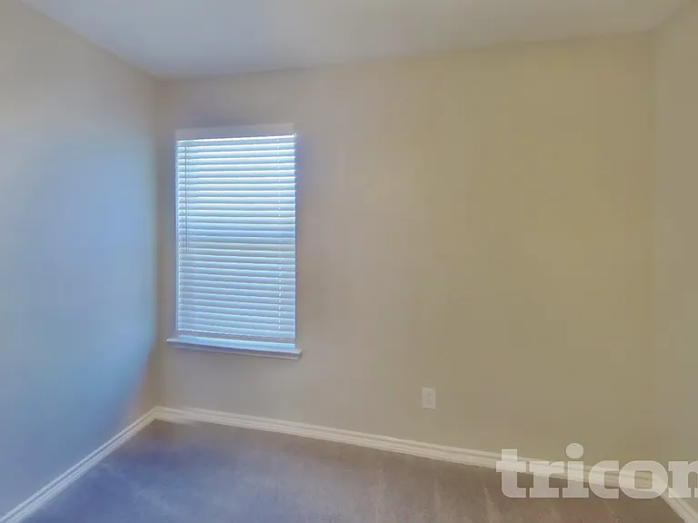 233 Amherst Dr — Photo 12