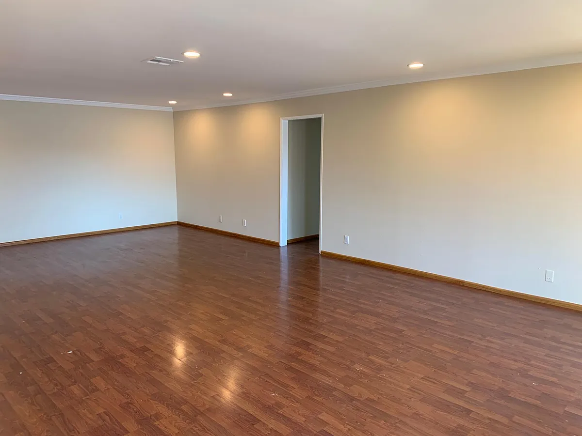 Building Photo - 619 E Elmwood Ave #R