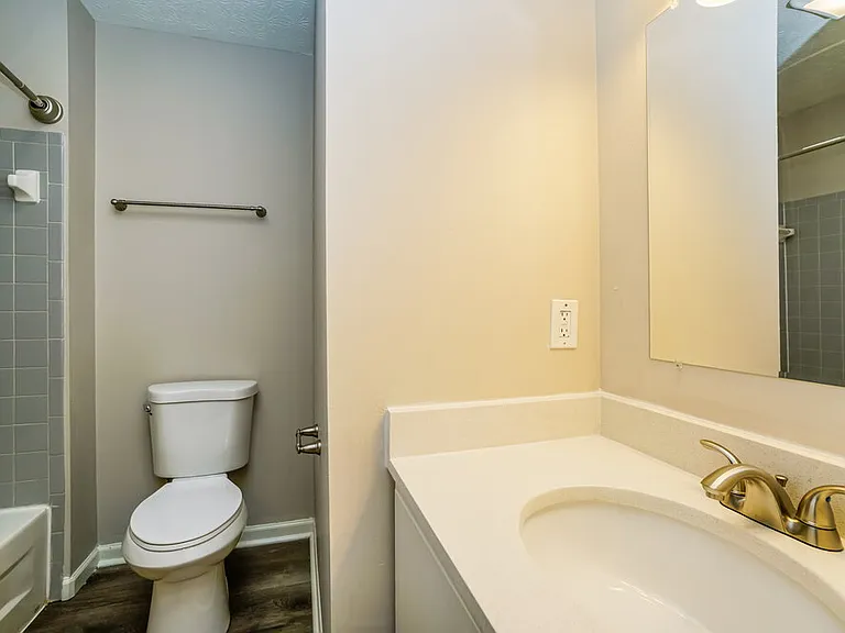 2146 Kingsglen Dr — Photo 17