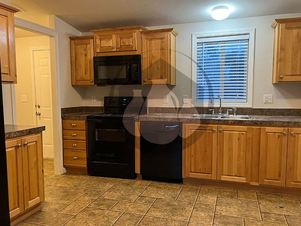 2nd image of 19552 Lakewood Ct NE
