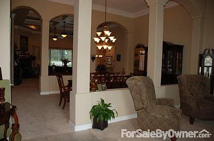 Entry
						:
						Open floor plan