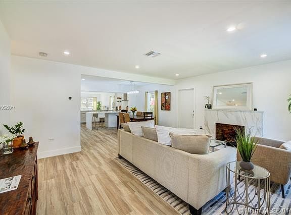 4th image of 700 Mendoza Ave