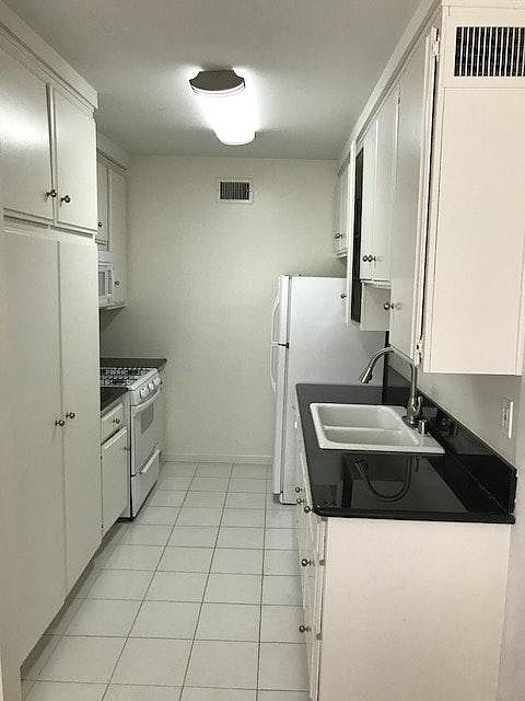 2nd image of 5221 Zelzah Ave