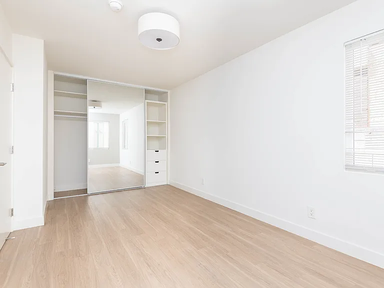 200-206 W Maple St #C — Photo 9