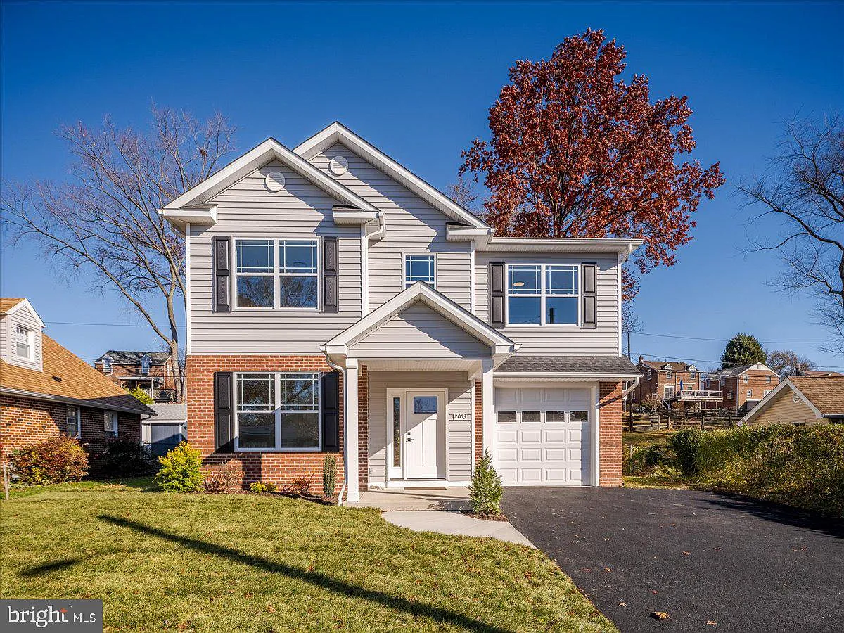 2053 Parkdale Ave photo 1